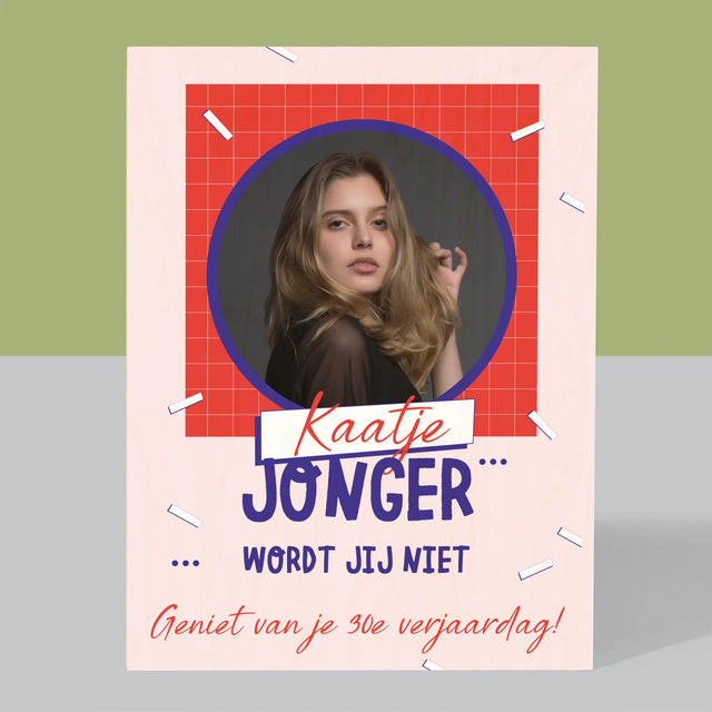 Foto En Handtekening: Jonger Wordt Jij Niet - Afdruk Op Hout (Verticaal)