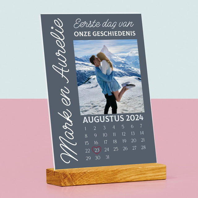 Foto En Handtekening: Eerste Dag Van Onze Geschiedenis - Afdruk Op Acrylglas (Verticaal)