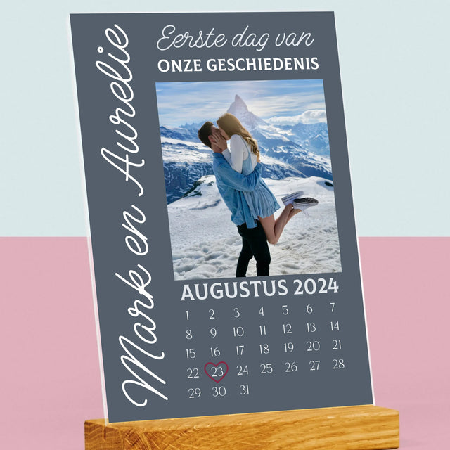 Foto En Handtekening: Eerste Dag Van Onze Geschiedenis - Afdruk Op Acrylglas (Verticaal)