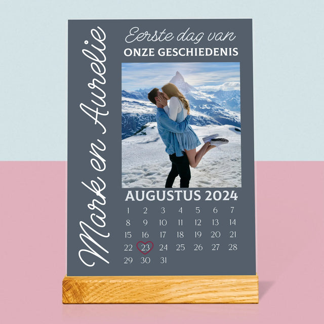 Foto En Handtekening: Eerste Dag Van Onze Geschiedenis - Afdruk Op Acrylglas (Verticaal)