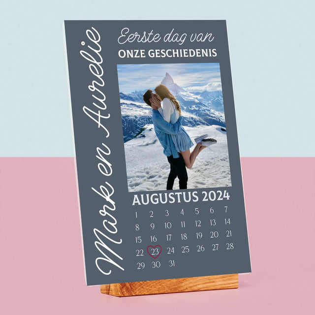 Foto En Handtekening: Eerste Dag Van Onze Geschiedenis - Afdruk Op Acrylglas (Verticaal)