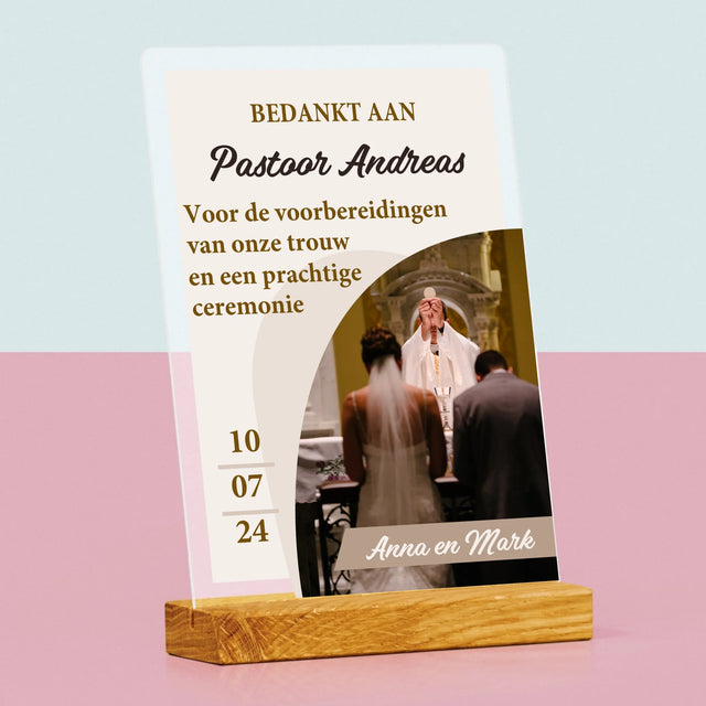 Foto En Handtekening: Bedankt Aan Priester, Trouw - Afdruk Op Acrylglas (Verticaal)