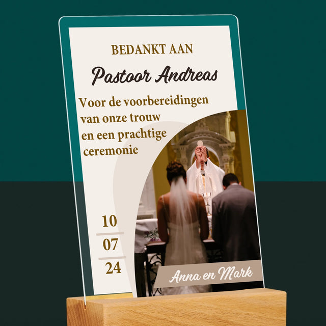 Foto En Handtekening: Bedankt Aan Priester, Trouw - Afdruk Op Acrylglas (Verticaal)