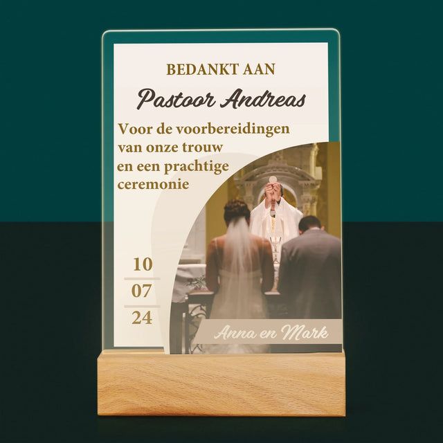 Foto En Handtekening: Bedankt Aan Priester, Trouw - Afdruk Op Acrylglas (Verticaal)