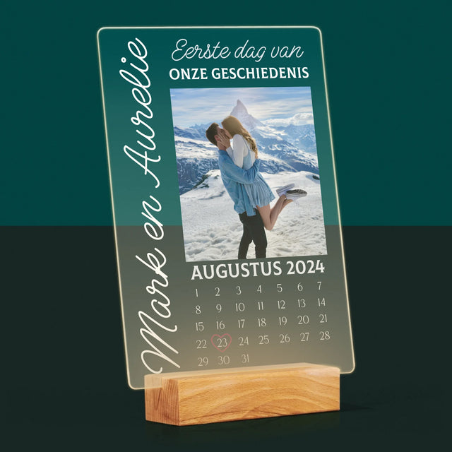 Foto En Handtekening: Eerste Dag Van Onze Geschiedenis - Afdruk Op Acrylglas (Verticaal)