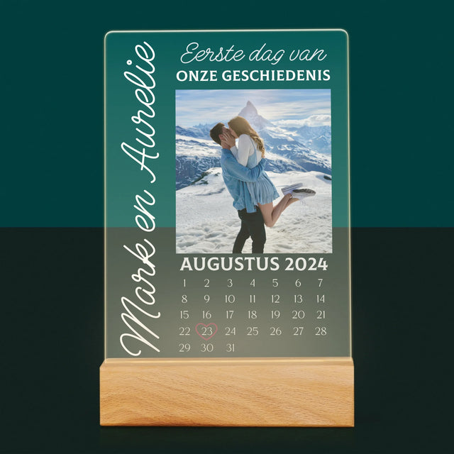 Foto En Handtekening: Eerste Dag Van Onze Geschiedenis - Afdruk Op Acrylglas (Verticaal)