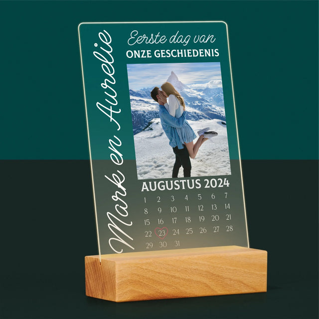 Foto En Handtekening: Eerste Dag Van Onze Geschiedenis - Afdruk Op Acrylglas (Verticaal)