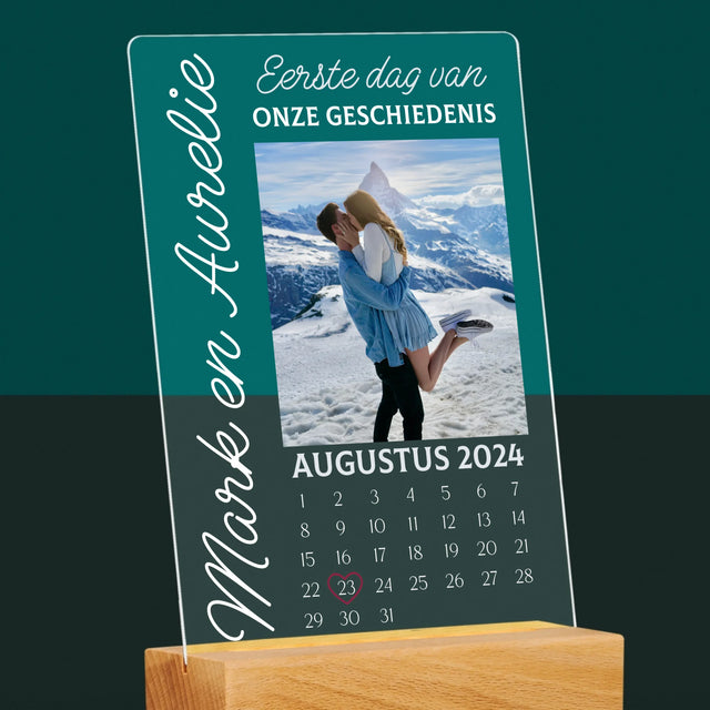 Foto En Handtekening: Eerste Dag Van Onze Geschiedenis - Afdruk Op Acrylglas (Verticaal)