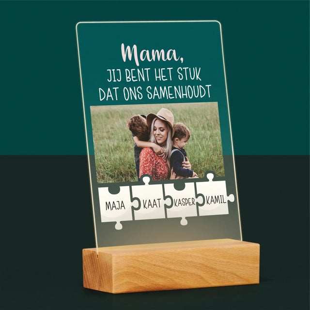 Foto En Handtekening: Mama, Jij Bent Het Stuk Dat Ons Samenhoudt - Afdruk Op Acrylglas (Verticaal)