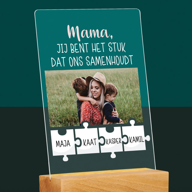 Foto En Handtekening: Mama, Jij Bent Het Stuk Dat Ons Samenhoudt - Afdruk Op Acrylglas (Verticaal)