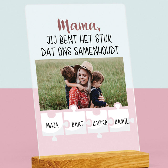 Foto En Handtekening: Mama, Jij Bent Het Stuk Dat Ons Samenhoudt - Afdruk Op Acrylglas (Verticaal)