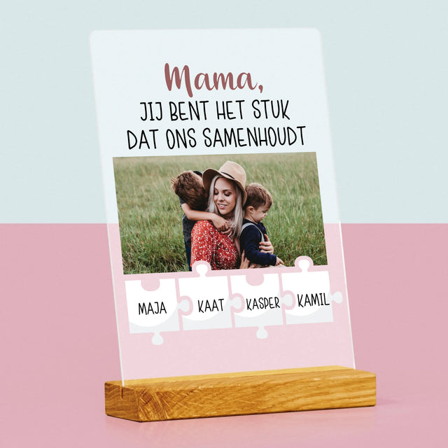 Foto En Handtekening: Mama, Jij Bent Het Stuk Dat Ons Samenhoudt - Afdruk Op Acrylglas (Verticaal)