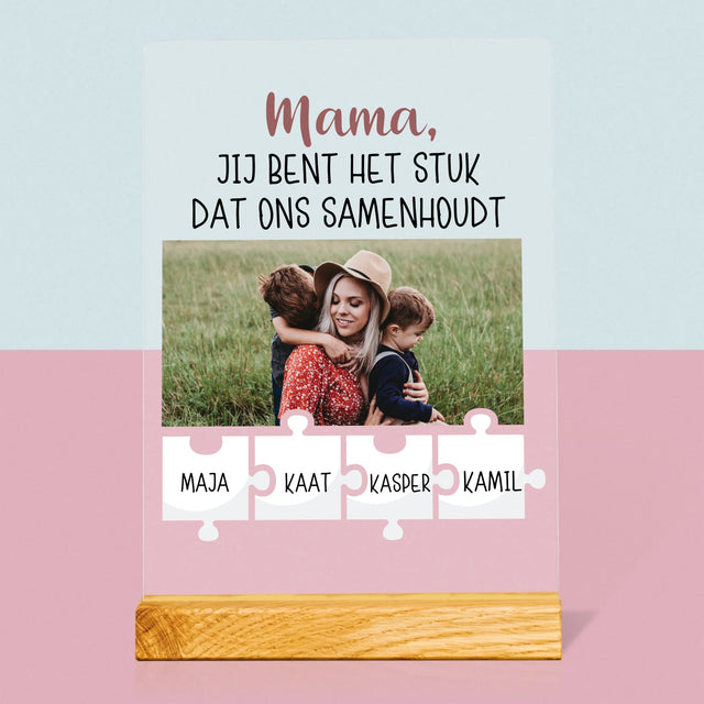 Foto En Handtekening: Mama, Jij Bent Het Stuk Dat Ons Samenhoudt - Afdruk Op Acrylglas (Verticaal)