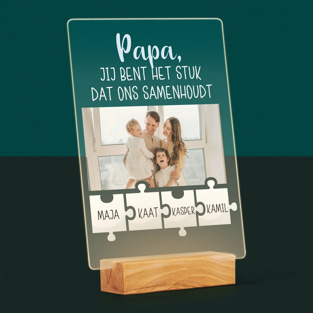Foto En Handtekening: Papa, Jij Bent Het Stuk Dat Ons Samenhoudt - Afdruk Op Acrylglas (Verticaal)
