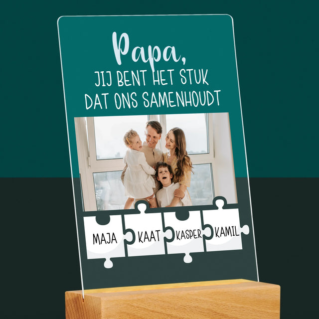 Foto En Handtekening: Papa, Jij Bent Het Stuk Dat Ons Samenhoudt - Afdruk Op Acrylglas (Verticaal)