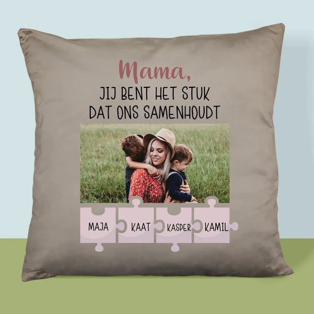 Foto En Handtekening: Mama, Jij Bent Het Stuk Dat Ons Samenhoudt - Kussen (Foto)