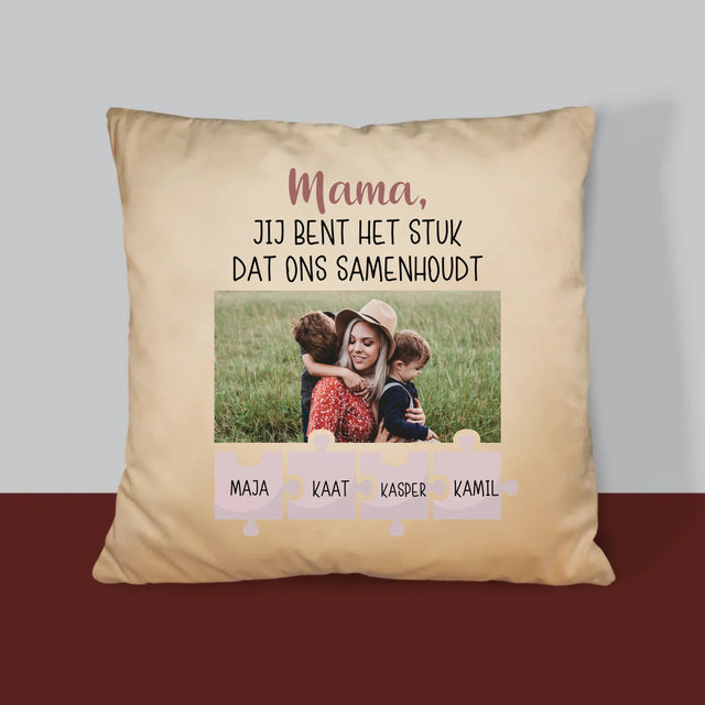 Foto En Handtekening: Mama, Jij Bent Het Stuk Dat Ons Samenhoudt - Kussen (Foto)