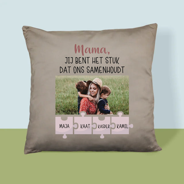 Foto En Handtekening: Mama, Jij Bent Het Stuk Dat Ons Samenhoudt - Kussen (Foto)