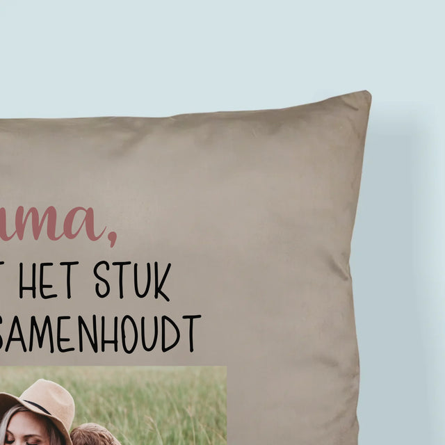 Foto En Handtekening: Mama, Jij Bent Het Stuk Dat Ons Samenhoudt - Kussen (Foto)