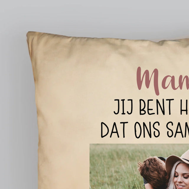 Foto En Handtekening: Mama, Jij Bent Het Stuk Dat Ons Samenhoudt - Kussen (Foto)