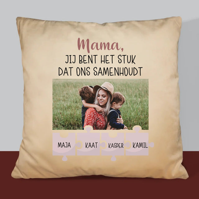 Foto En Handtekening: Mama, Jij Bent Het Stuk Dat Ons Samenhoudt - Kussen (Foto)
