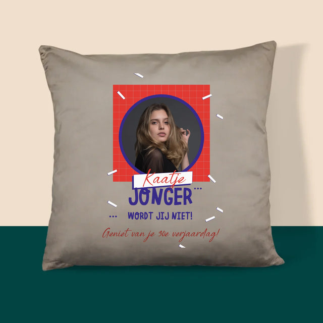 Foto En Handtekening: Jonger Wordt Jij Niet - Kussen (Foto)
