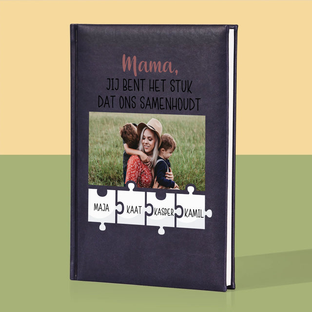 Foto En Handtekening: Mama, Jij Bent Het Stuk Dat Ons Samenhoudt - Notitieboek