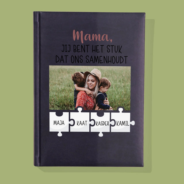 Foto En Handtekening: Mama, Jij Bent Het Stuk Dat Ons Samenhoudt - Notitieboek