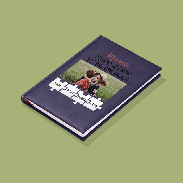 Foto En Handtekening: Mama, Jij Bent Het Stuk Dat Ons Samenhoudt - Notitieboek