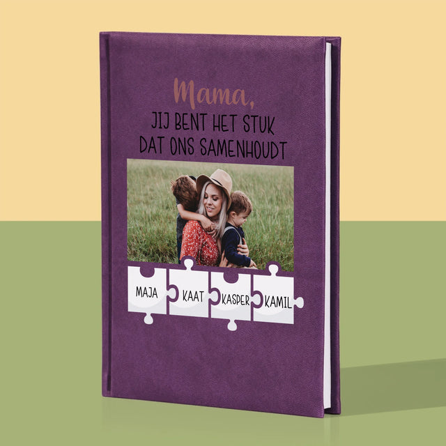 Foto En Handtekening: Mama, Jij Bent Het Stuk Dat Ons Samenhoudt - Notitieboek