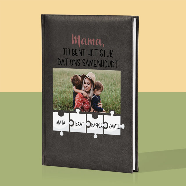 Foto En Handtekening: Mama, Jij Bent Het Stuk Dat Ons Samenhoudt - Notitieboek