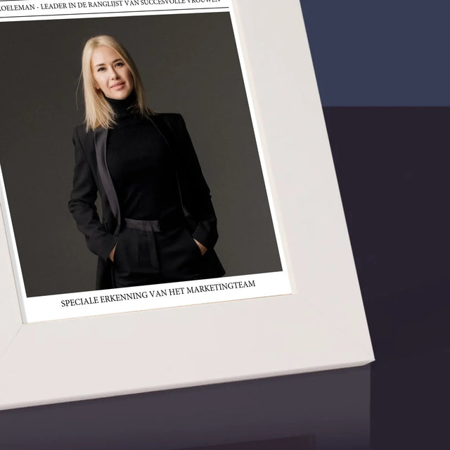 Omslag Van Tijdschrift: World’S Best Girl Boss - Fotokader (Horziontaal)