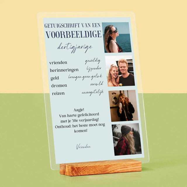 Fotocollage: Getuigschrift Van Een Voorbeeldige Dertiger - Afdruk Op Acrylglas (Verticaal)
