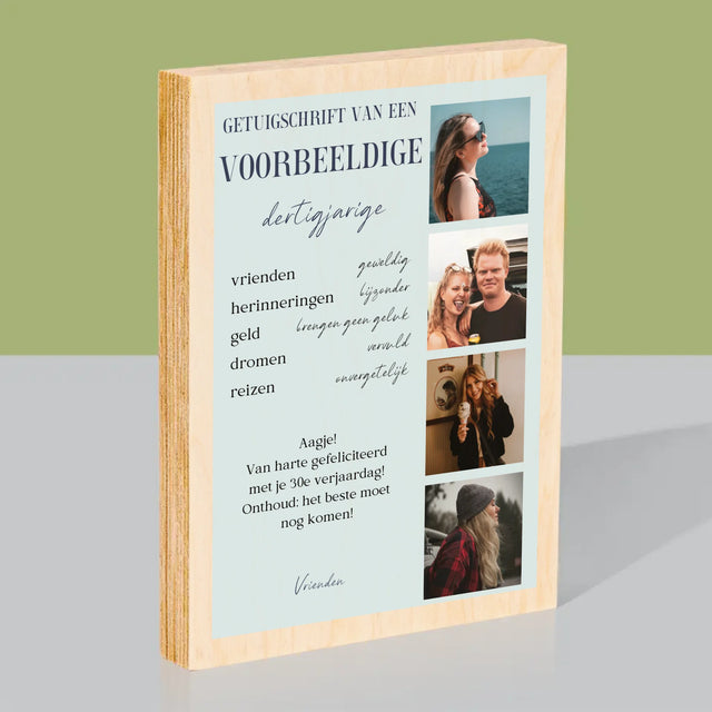 Fotocollage: Getuigschrift Van Een Voorbeeldige Dertiger - Afdruk Op Hout (Verticaal)