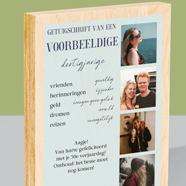 Fotocollage: Getuigschrift Van Een Voorbeeldige Dertiger - Afdruk Op Hout (Verticaal)