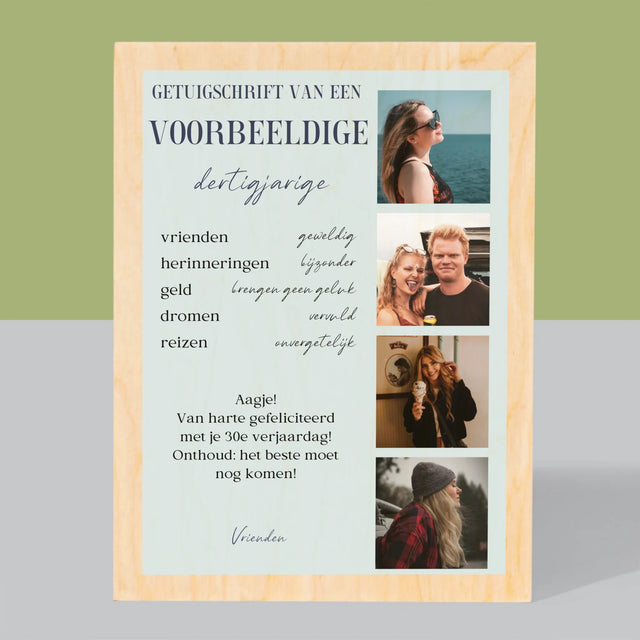 Fotocollage: Getuigschrift Van Een Voorbeeldige Dertiger - Afdruk Op Hout (Verticaal)