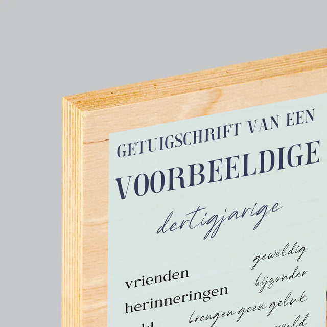 Fotocollage: Getuigschrift Van Een Voorbeeldige Dertiger - Afdruk Op Hout (Verticaal)