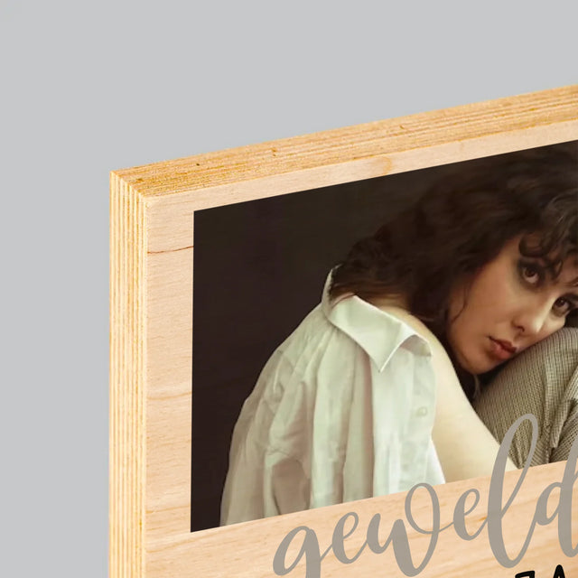 Fotocollage: Geweldige Veertigjarige, Vrouw - Afdruk Op Hout (Verticaal)