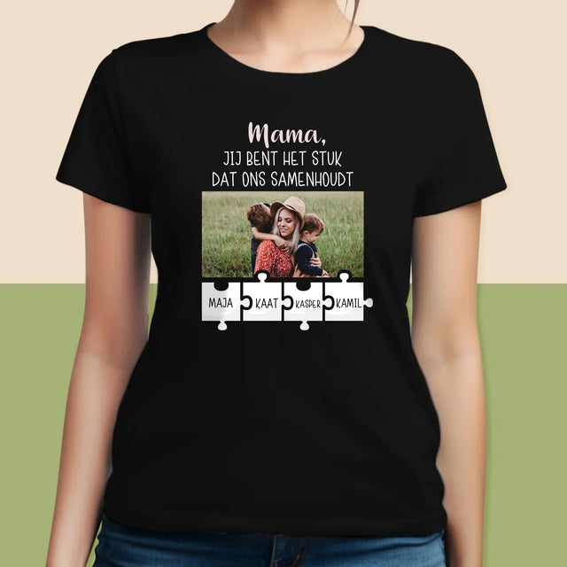 Foto En Handtekening: Mama, Jij Bent Het Stuk Dat Ons Samenhoudt - T-Shirt Voor Dames