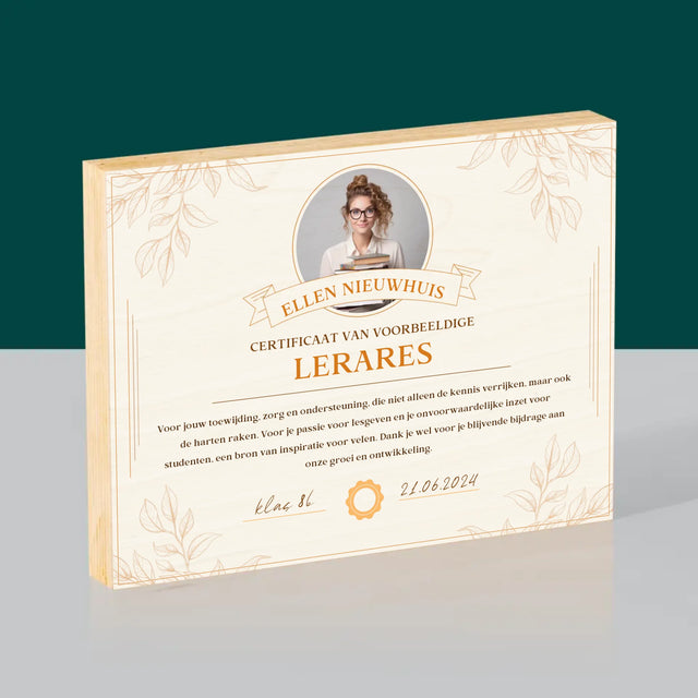 Foto En Handtekening: Certificaat Van Voorbeeldige Lerares - Afdruk Op Hout (Horizontaal)