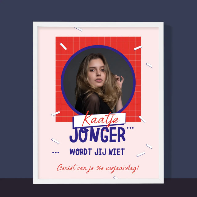 Foto En Handtekening: Jonger Wordt Jij Niet - Afdruk Met Frame 30X40