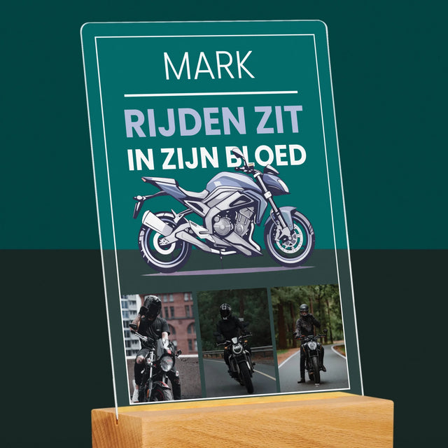 Fotocollage: Rijden Zit In Zijn Bloed - Afdruk Op Acrylglas (Verticaal)