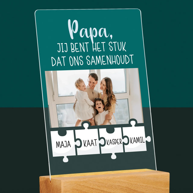 Foto En Handtekening: Papa, Jij Bent Het Stuk Dat Ons Samenhoudt - Afdruk Op Acrylglas (Verticaal)