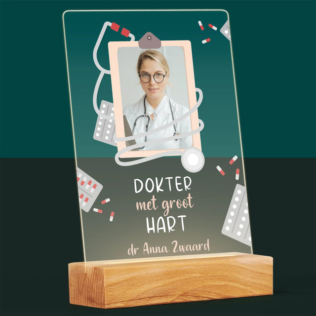 Foto En Handtekening: Dokter Met Groot Hart - Afdruk Op Acrylglas (Verticaal)