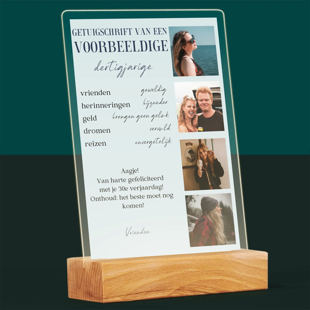 Fotocollage: Getuigschrift Van Een Voorbeeldige Dertiger - Afdruk Op Acrylglas (Verticaal)