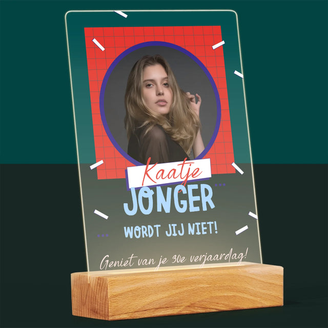 Foto En Handtekening: Jonger Wordt Jij Niet - Afdruk Op Acrylglas (Verticaal)