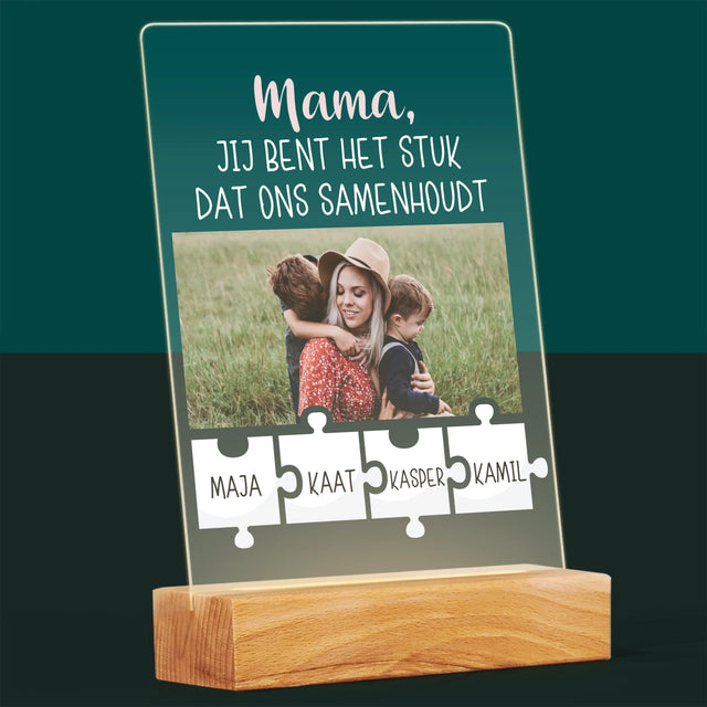 Foto En Handtekening: Mama, Jij Bent Het Stuk Dat Ons Samenhoudt - Afdruk Op Acrylglas (Verticaal)