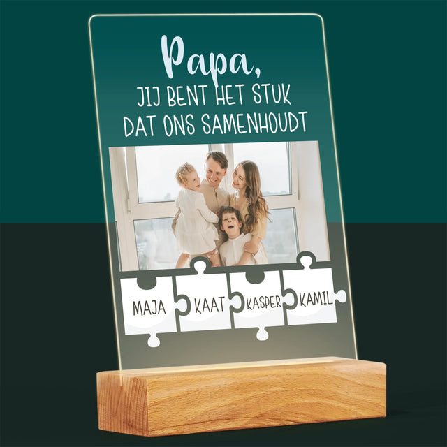 Foto En Handtekening: Papa, Jij Bent Het Stuk Dat Ons Samenhoudt - Afdruk Op Acrylglas (Verticaal)