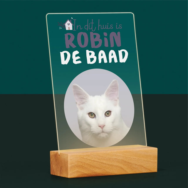 Foto En Handtekening: In Dit Huis Is Huisdier De Baas - Afdruk Op Acrylglas (Verticaal)
