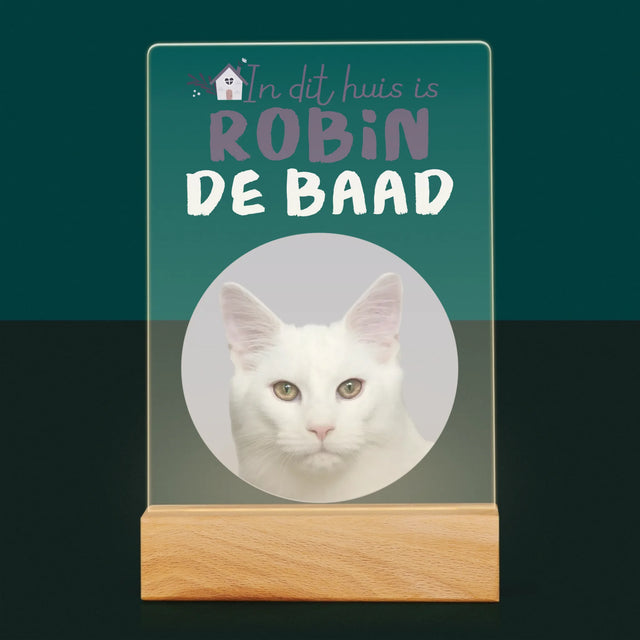 Foto En Handtekening: In Dit Huis Is Huisdier De Baas - Afdruk Op Acrylglas (Verticaal)